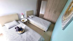 Ένα ή περισσότερα κρεβάτια σε δωμάτιο στο City Center: Your Urban Retreat- 100m to the beach