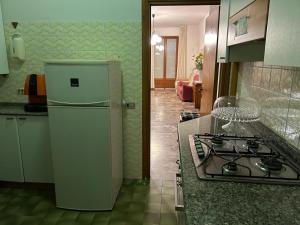 Il comprend une cuisine équipée d'un réfrigérateur et d'une cuisinière. dans l'établissement Appartamento Sul Mare, à Porto San Giorgio
