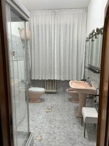 een badkamer met een douche, een toilet en een wastafel bij Appartamento Sul Mare in Porto San Giorgio