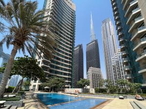 杜拜的住宿－Ultimate Stay / 5 min walk from Dubai Mall / 5 People / Downtown Boulevard，一座位于高楼城市的游泳池