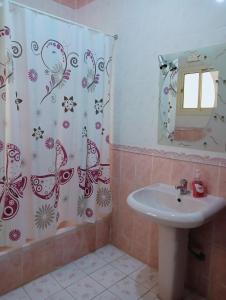 Soma Apt في المدينة المنورة: حمام مع حوض وستارة دش