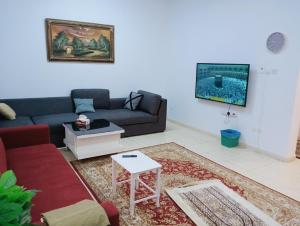 Soma Apt في المدينة المنورة: غرفة معيشة مع أريكة وطاولة