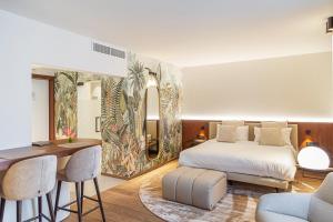 哈瑟尔特HasHotel的一间带床、桌椅的酒店房间