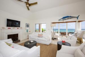 洛克峽灣的住宿－Palm Hill House home，客厅配有白色家具,享有海景。