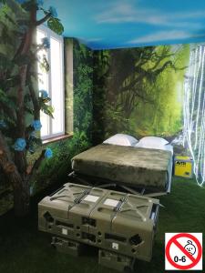 1 dormitorio con 2 camas y un mural de árboles en Le Making Of Chambres d'Hôtes insolites et Familiales, en Thairé