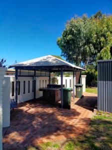 a pavilion with a picnic table in a yard at Bayview Motel in Esperance
