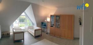 ヴァンガーオーゲにあるResidenz Helena Ferienwohnung 6のリビングルーム(ソファ、椅子、テレビ付)