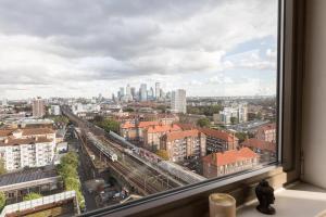 una ventana con vistas a la ciudad en 2 Bedroom East London Apartment With Amazing Views en Londres
