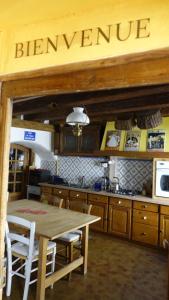 Una cocina o kitchenette en Un grand gîte *** à Lavoûte-Chilhac