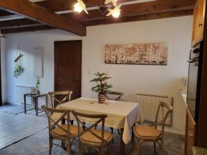 una sala da pranzo con tavolo e sedie di Relais du Dompeter a Molsheim
