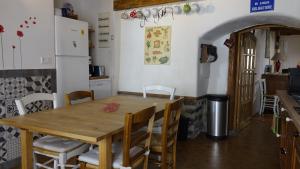 una cucina e una sala da pranzo con tavolo e sedie in legno di Un grand gîte *** à Lavoûte-Chilhac a Lavoûte-Chilhac