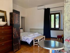 a small bedroom with a bed and a table at Malpensa Guest in Case Nuove