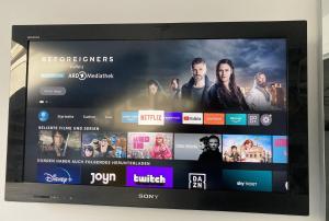 Una pantalla de televisión con una película. en Living at Saarpartments -AdultsOnly- 2 Bedrooms, Kitchen - Business & Holiday Apartments for Long- and Short term Stay, 3 min to Train Station, Secure E-Bike Parking!, en Saarbrücken 13 fotos más