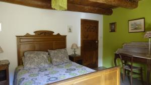 Una cama o camas en una habitación de Un grand gîte *** à Lavoûte-Chilhac