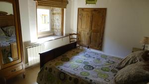 Una cama o camas en una habitación de Un grand gîte *** à Lavoûte-Chilhac