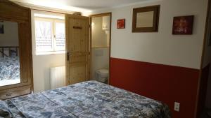 Una cama o camas en una habitación de Un grand gîte *** à Lavoûte-Chilhac