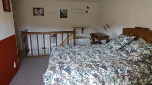 Una cama o camas en una habitación de Un grand gîte *** à Lavoûte-Chilhac