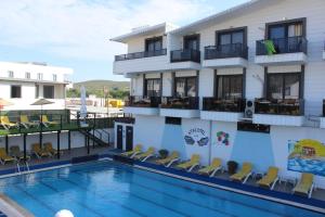 a view of the hotel from the pool at ATAŞ AQUA OTEL AVŞA in Samanlı