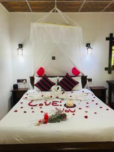 a bedroom with a bed with red roses on it at Home Away Ella in Ella