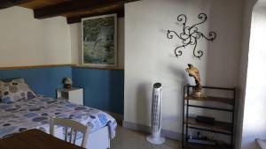 Una cama o camas en una habitación de Un grand gîte *** à Lavoûte-Chilhac