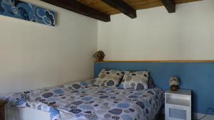 Una cama o camas en una habitación de Un grand gîte *** à Lavoûte-Chilhac