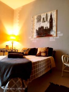 a bedroom with a bed and a painting on the wall at Casapatrizia Appartamento compartido in Santa Cruz de Tenerife