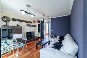 un salon avec un canapé blanc et une table dans l'établissement Ático Fray Toribio, à Zamora