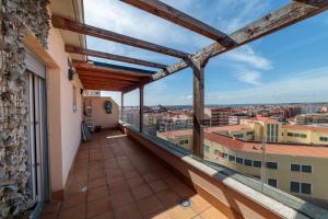 un balcon avec vue sur une ville dans l'établissement Ático Fray Toribio, à Zamora