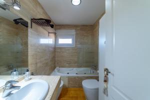 une salle de bains avec lavabo, baignoire et toilettes dans l'établissement Ático Fray Toribio, à Zamora 7 autres photos