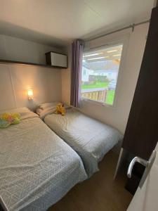 Voodi või voodid majutusasutuse camping équipé Mobil home proche Mer 3 chambres TV piscine chauffée toas