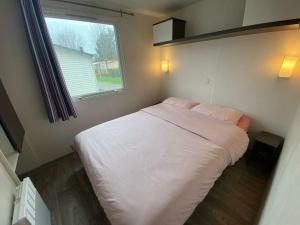 Voodi või voodid majutusasutuse camping équipé Mobil home proche Mer 3 chambres TV piscine chauffée toas +15 fotot