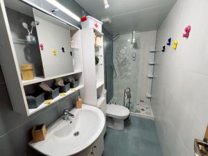 Un baño con lavabo, inodoro y ducha. en V.T. Entreríos, en Lardero 11 fotos más