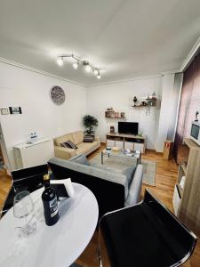 sala de estar con mesa blanca y sofá en V.T. Entreríos, en Lardero