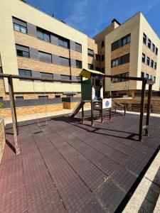 un parque infantil frente a un edificio en V.T. Entreríos, en Lardero