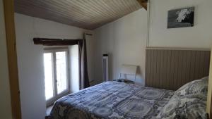 Una cama o camas en una habitación de Un grand gîte *** à Lavoûte-Chilhac