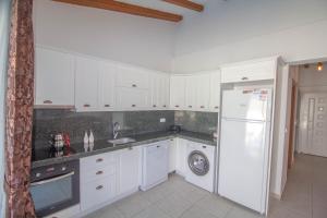 A kitchen or kitchenette at Likya Labis 2+1 Villa, Özel Havuzlu, Fethiye