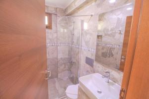 A bathroom at Likya Labis 2+1 Villa, Özel Havuzlu, Fethiye Még 3 kép