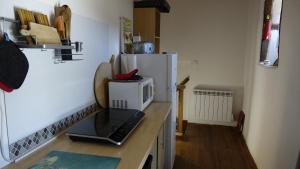 Una cocina o kitchenette en Un grand gîte *** à Lavoûte-Chilhac