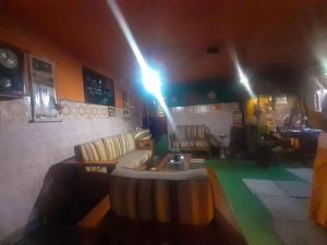 Posezení v ubytování Cool Land Hot Hut Rooms & Restaurant