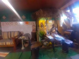 Posezení v ubytování Cool Land Hot Hut Rooms & Restaurant
