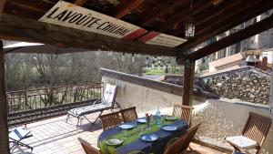 Un balcón o terraza en Un grand gîte *** à Lavoûte-Chilhac
