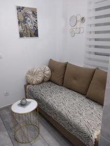 een woonkamer met een bank en een tafel bij Studio vitez in Mirijevo