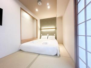 大阪惠比寿酒店客房内的一张或多张床位
