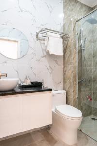 Koupelna v ubytování ROSA QUEEN HOTEL + 25 fotografií