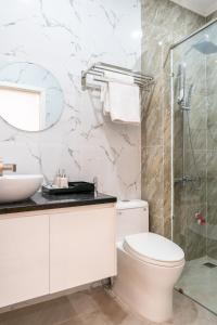 een badkamer met een toilet, een wastafel en een douche bij ROSA QUEEN HOTEL in Bien Hoa