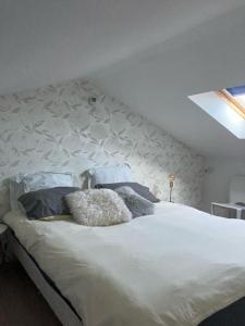 Uma cama ou camas num quarto em Jolie Maisonnette avec terrasse en bois
