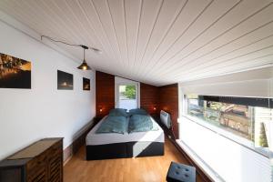 um quarto com uma cama no meio de um quarto em Haus Dina em Bodenwerder