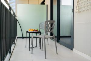Un balcón con una silla y una mesa en CitiHome - Newly Furnished Apartment in Business Bay, en Dubái
