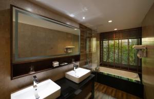 a bathroom with two sinks and a tub and a mirror at Celes Samui in Bophut 