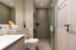 Un baño con inodoro y ducha de cristal. en CitiHome - Newly Furnished Apartment in Business Bay, en Dubái 24 fotos más